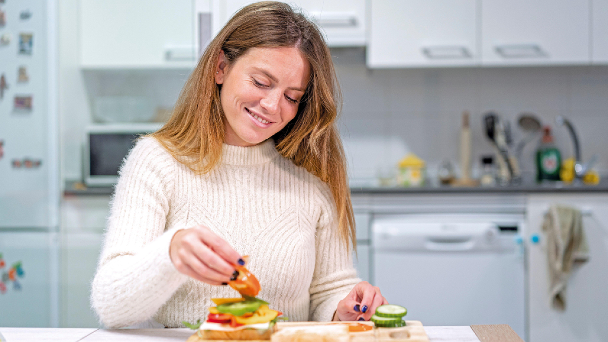 Превратите остатки вчерашнего ужина в сытные перекусы: долго стоять у плиты не придется