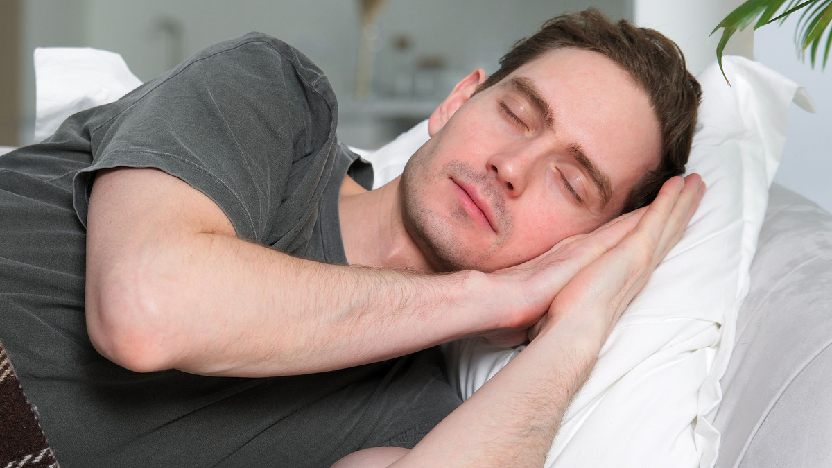 Мужчина с неизлечимой болезнью спит 300 дней в году: вот как он выглядит 