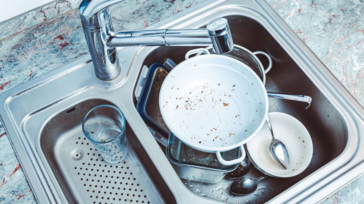 Кухонная мойка будет блестеть всю неделю: помойте этим средством из ванной