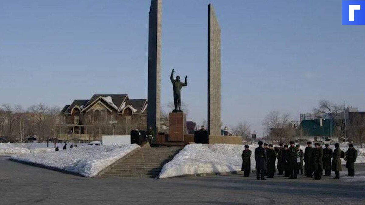 В Оренбурге подростки разбили постамент памятника Юрию Гагарину молотком