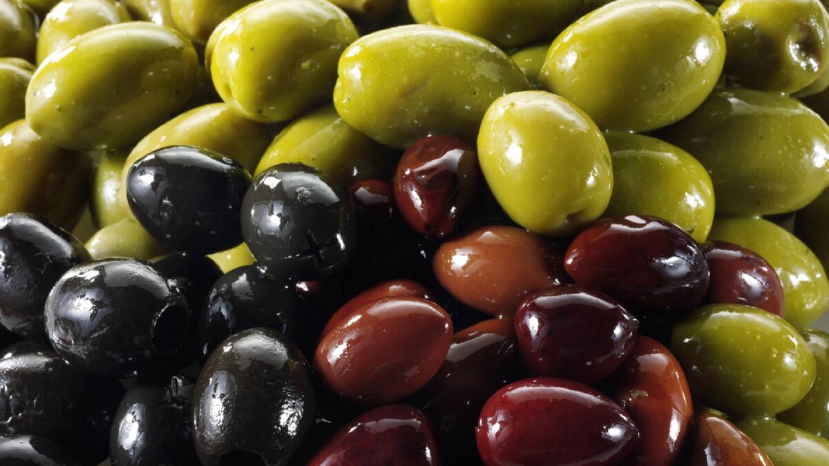 Вот чем на самом деле отличаются оливки от маслин: дело не только в цвете
