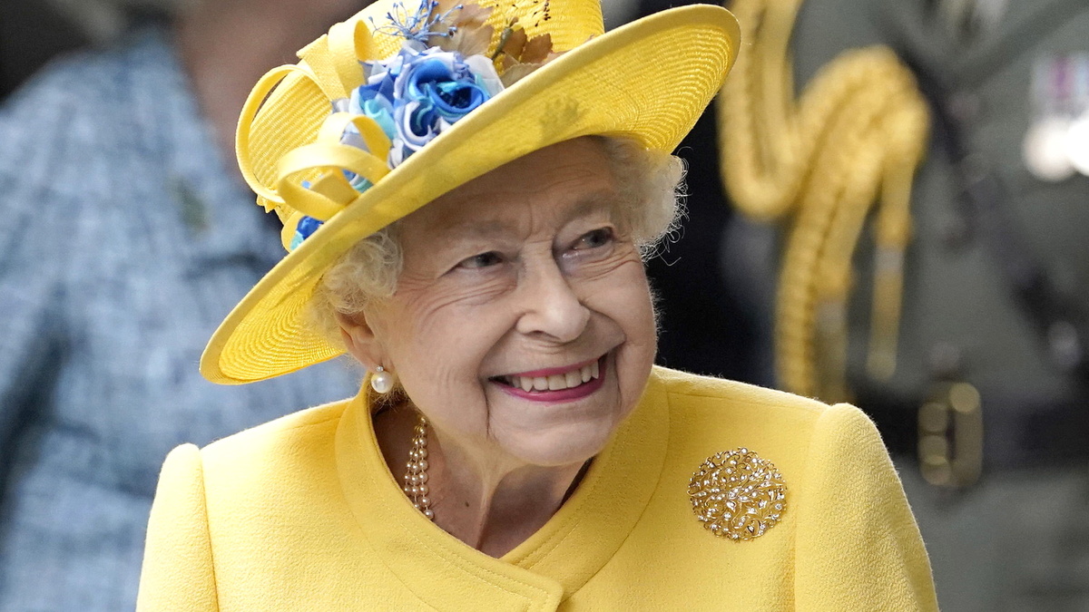На улицах Лондона заметили золотую карету Елизаветы II — в четыре утра
