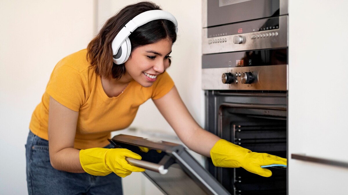 Мудрые хозяйки знают об удивительном средстве: вонь из духовки исчезает мгновенно