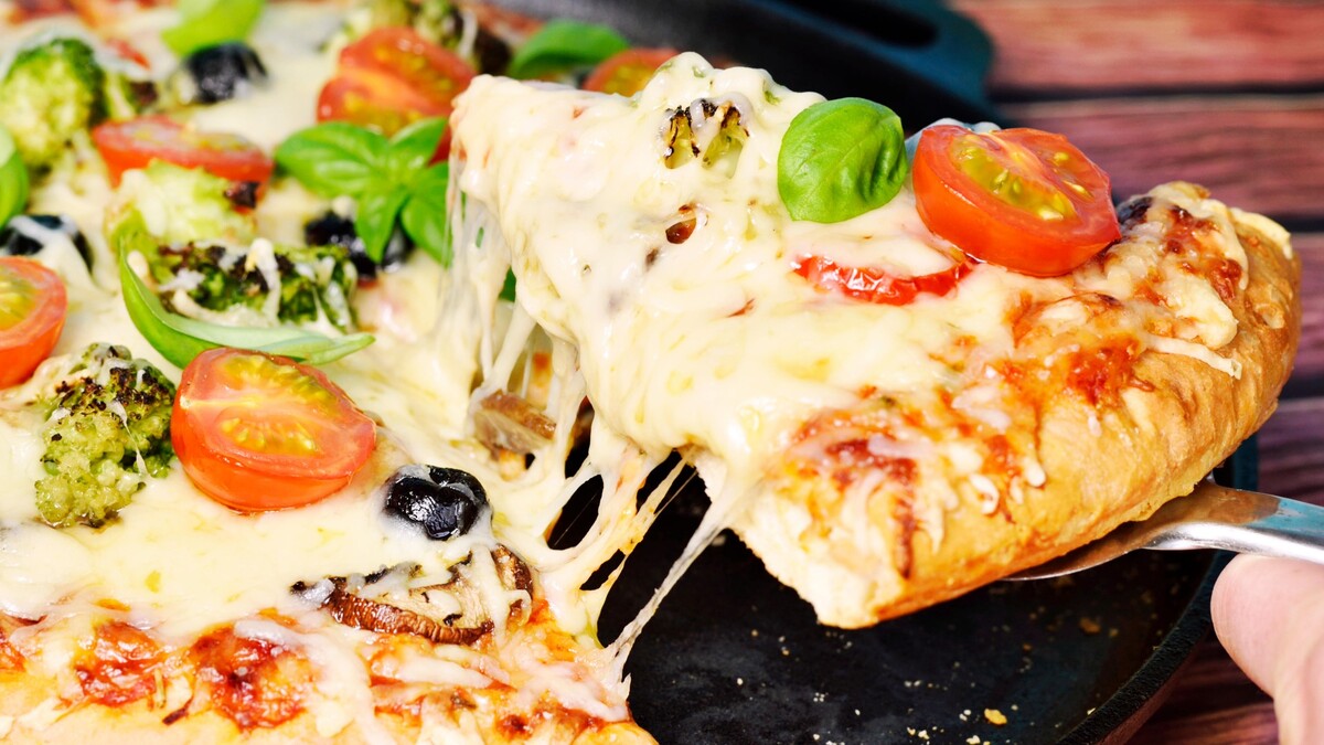 Шикарную пиццу можно сделать из остатков батона: будет готова за 10 минут