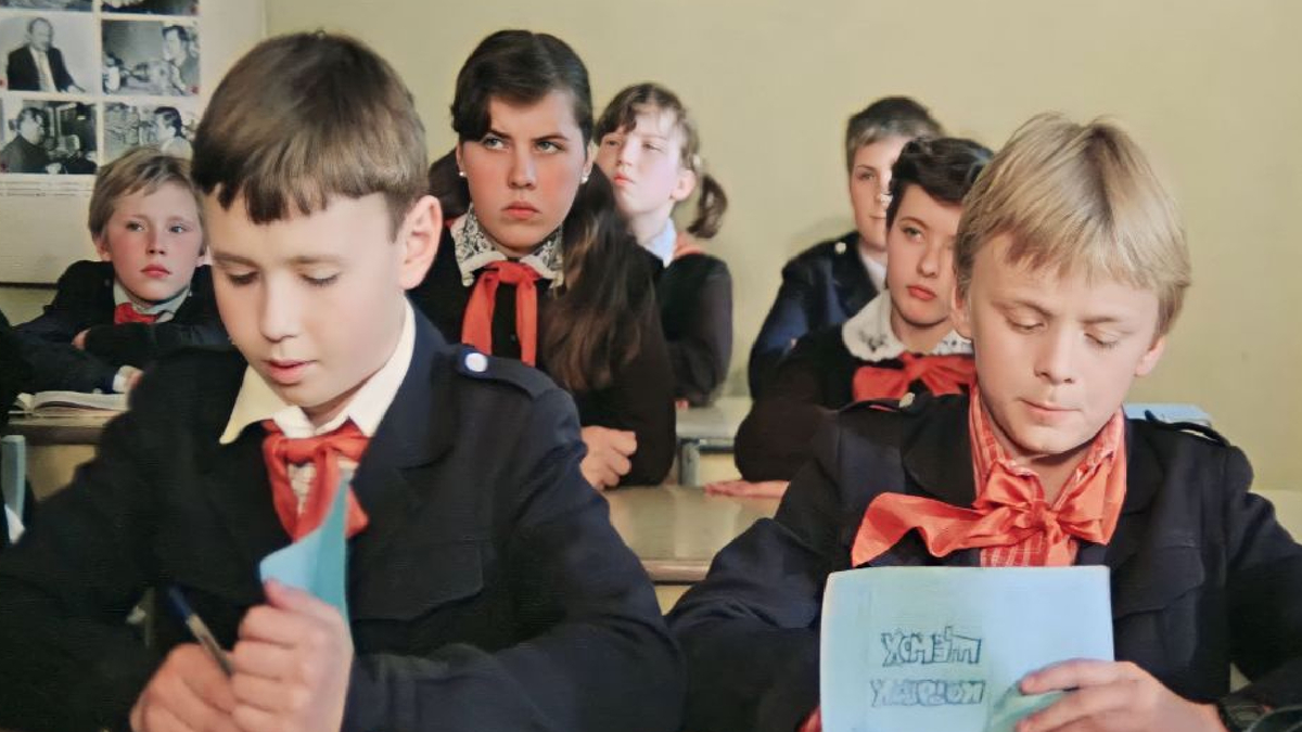 Советские школьники знали, чем заняться на переменах: вот какими раньше были игры Советские школьники знали, чем заняться на переменах: вот какими раньше были игры