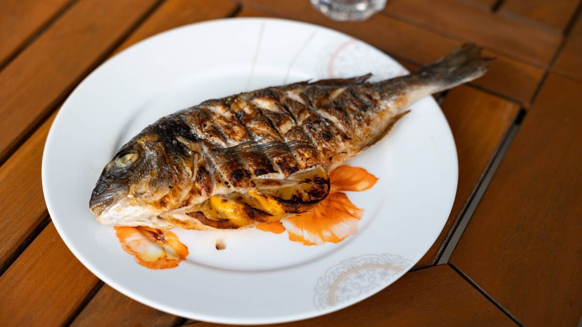 Хитрые хозяйки моют тарелки не гелем и не порошком: запах рыбы устраняет это