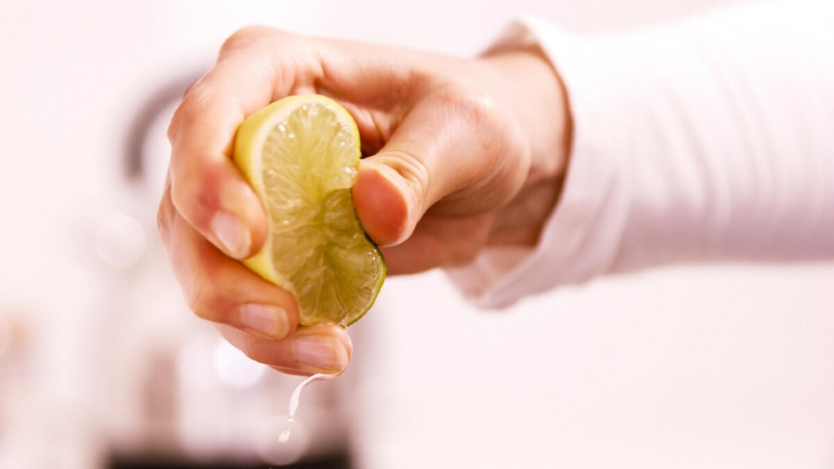 Как быстро выдавить из лимона сок вручную: его даже разрезать не придется