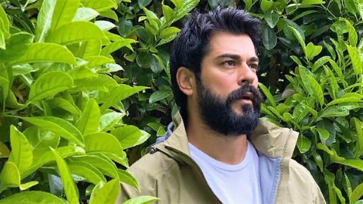 Тайна красоты раскрыта: что турецкий актер Бурак Озчивит прячет под бородой и усами