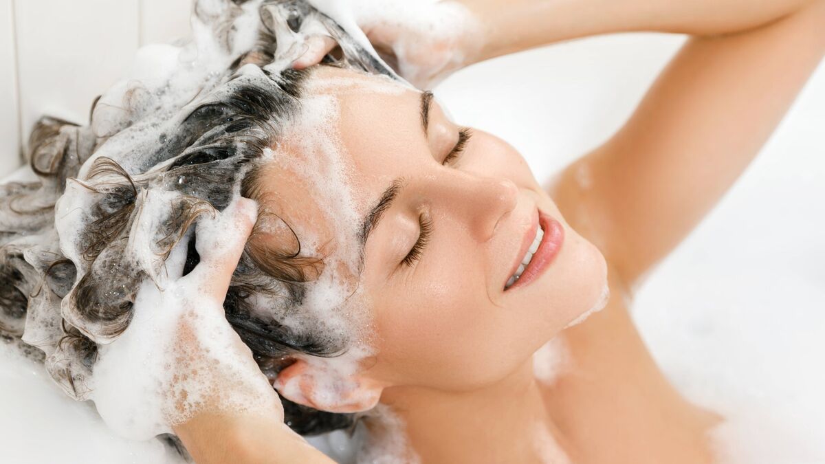 Парикмахер раскрыла секрет правильного мытья волос: 90% дам делают это неправильно