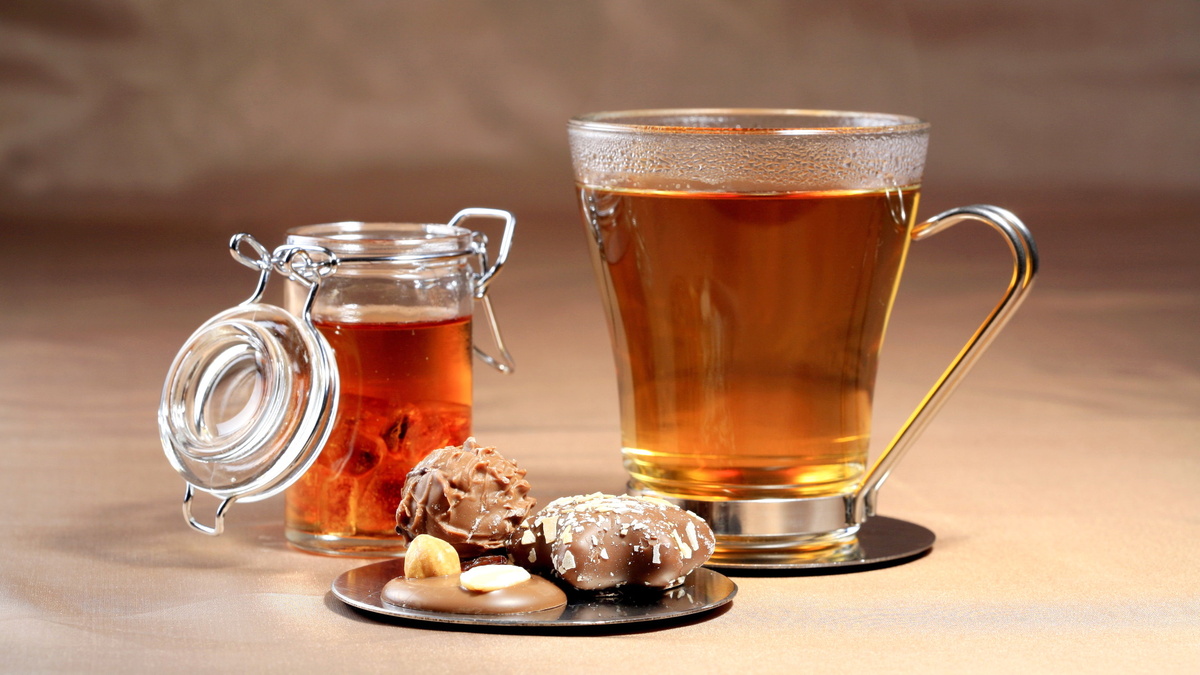 Кормим не только себя: гастроэнтеролог запретил употреблять сладкое вместе с чаем