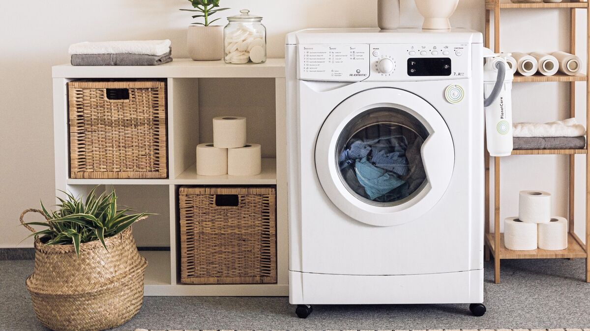Затхлый запах в стиральной машине исчезнет без следа: просто залейте это дешевое средство