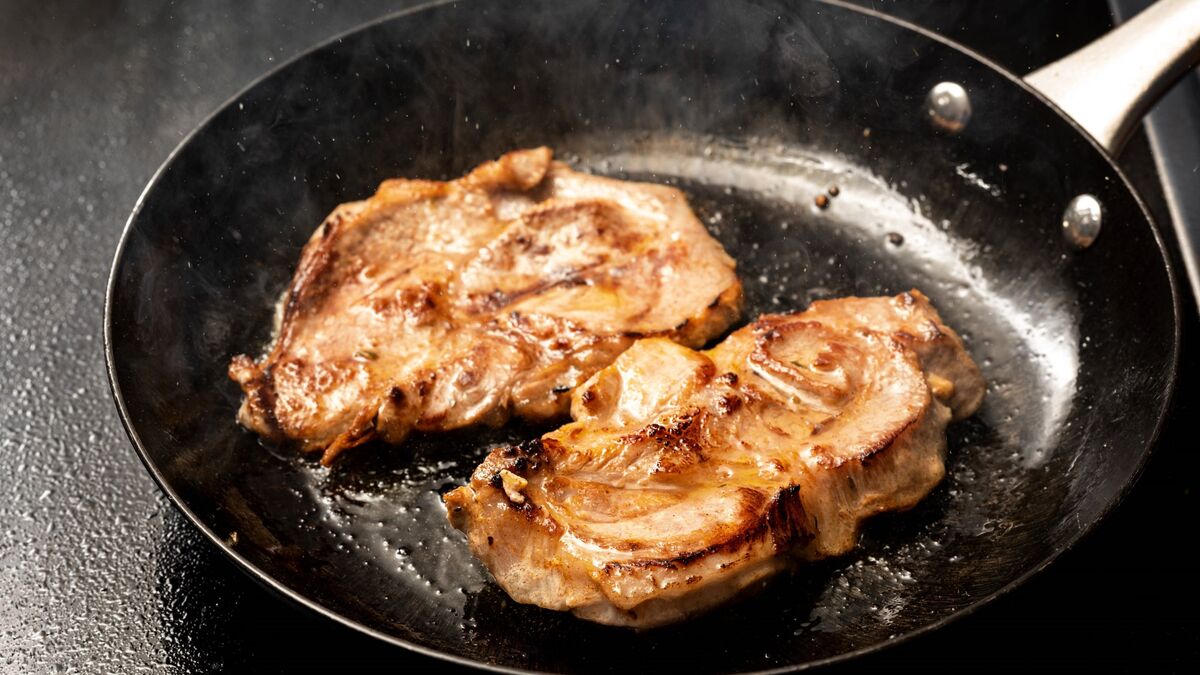Сочное мясо превратится в жесткую «подошву»: так жарить его нельзя
