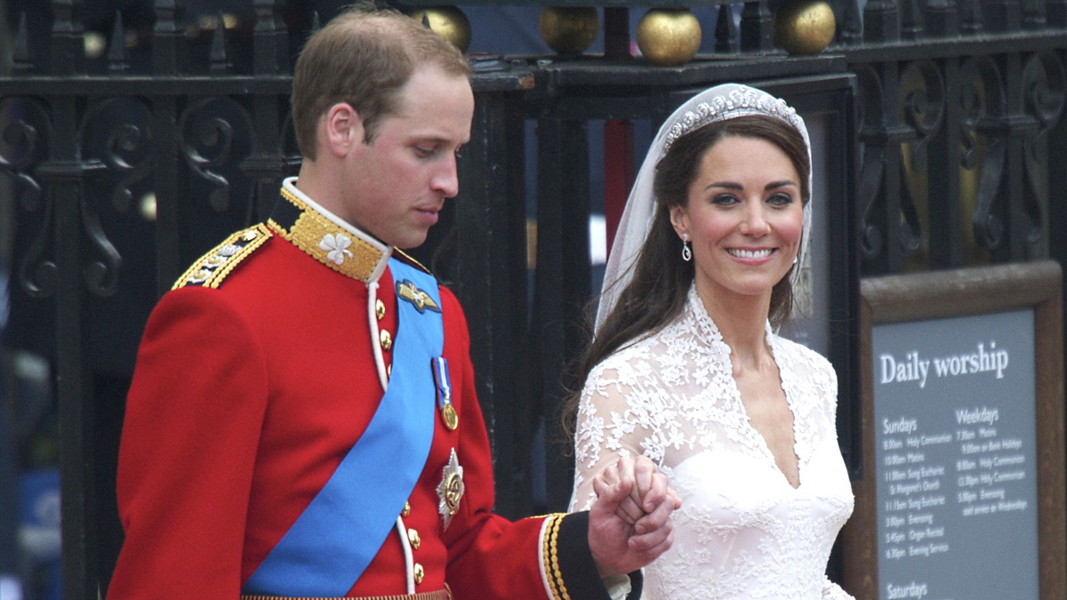 «Небольшой междусобойчик»: как принц Уильям рассмешил Кейт у алтаря