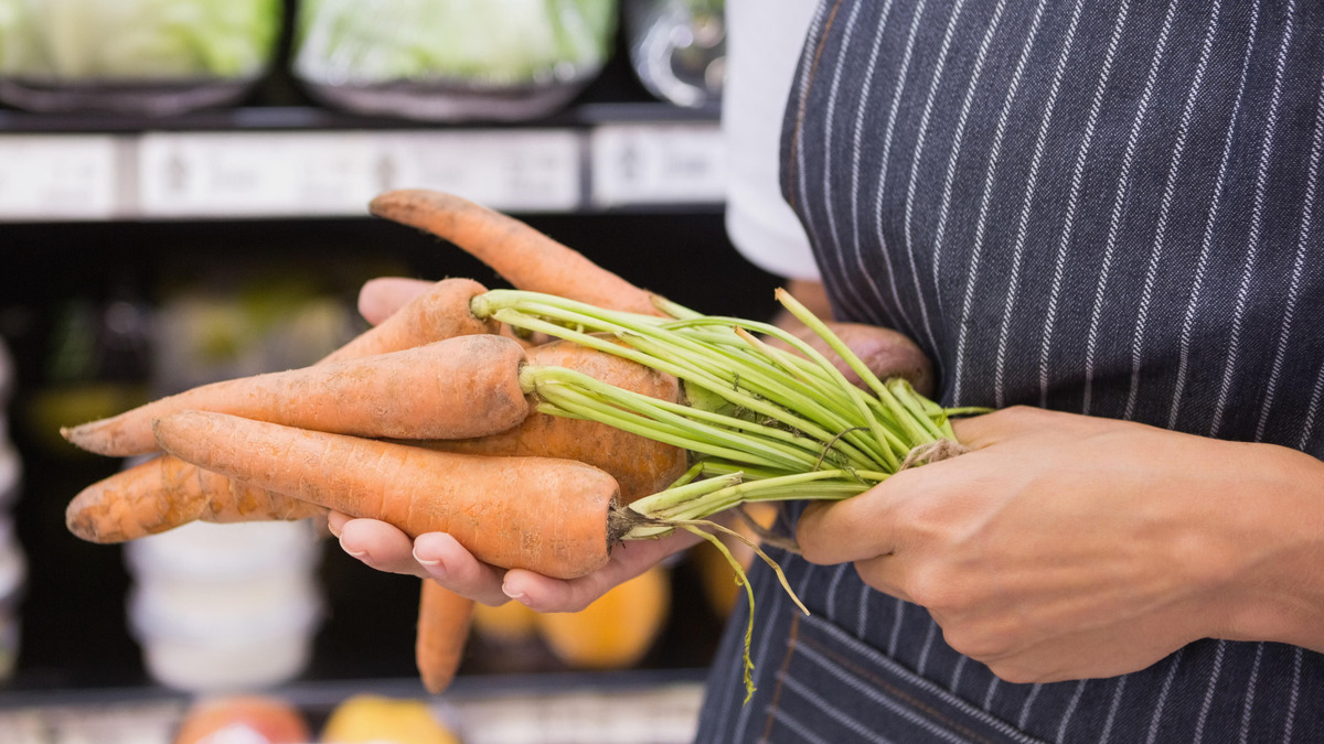 Зря выбрасывали морковную ботву: вот какой деликатес готовят из нее опытные кулинары