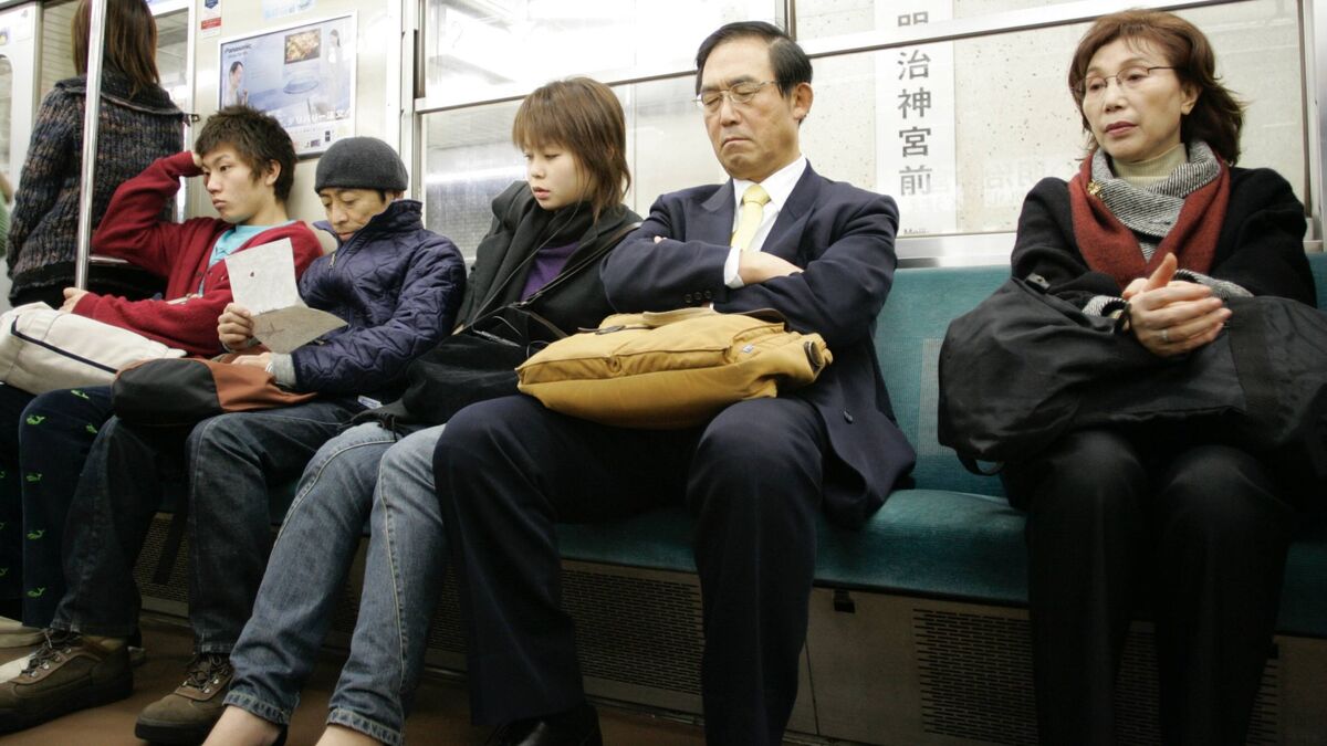 Японцы смеются над русскими туристами из-за этой привычки: не делайте так в метро