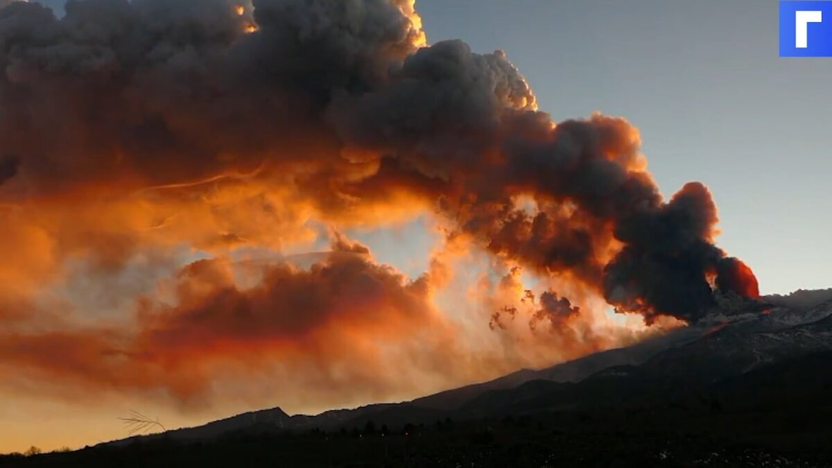 На острове Сицилия началось мощное извержение вулкана Этна