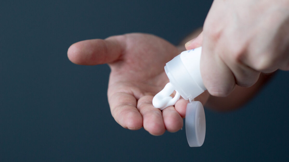 Бережливые хозяйки крем для рук не выбрасывают: вот как используют в уборке