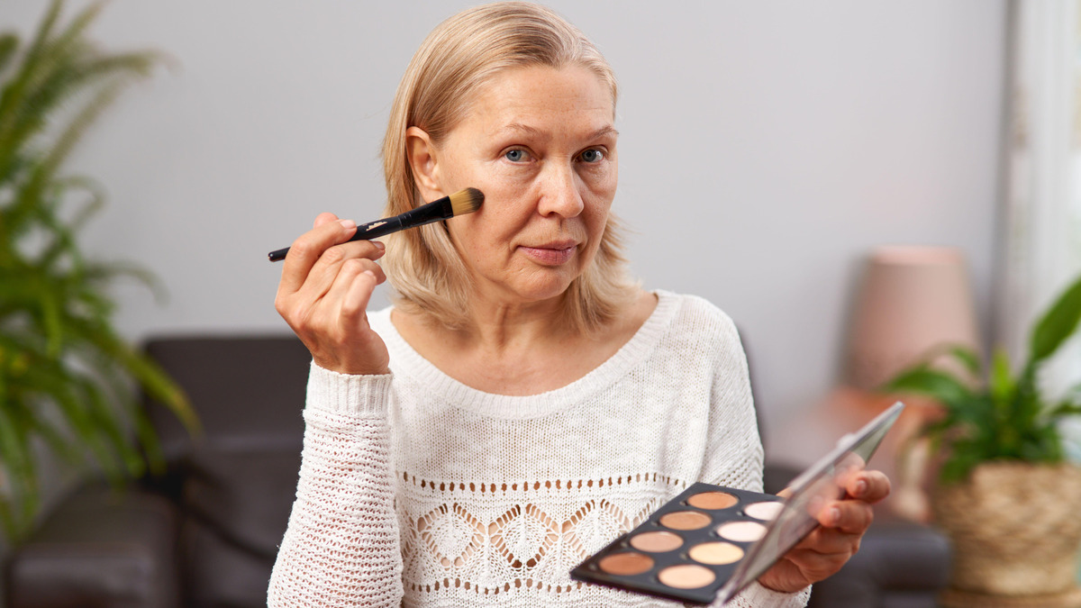 Только испортите макияж: тени этих оттенков лучше выбросить дамам за 50