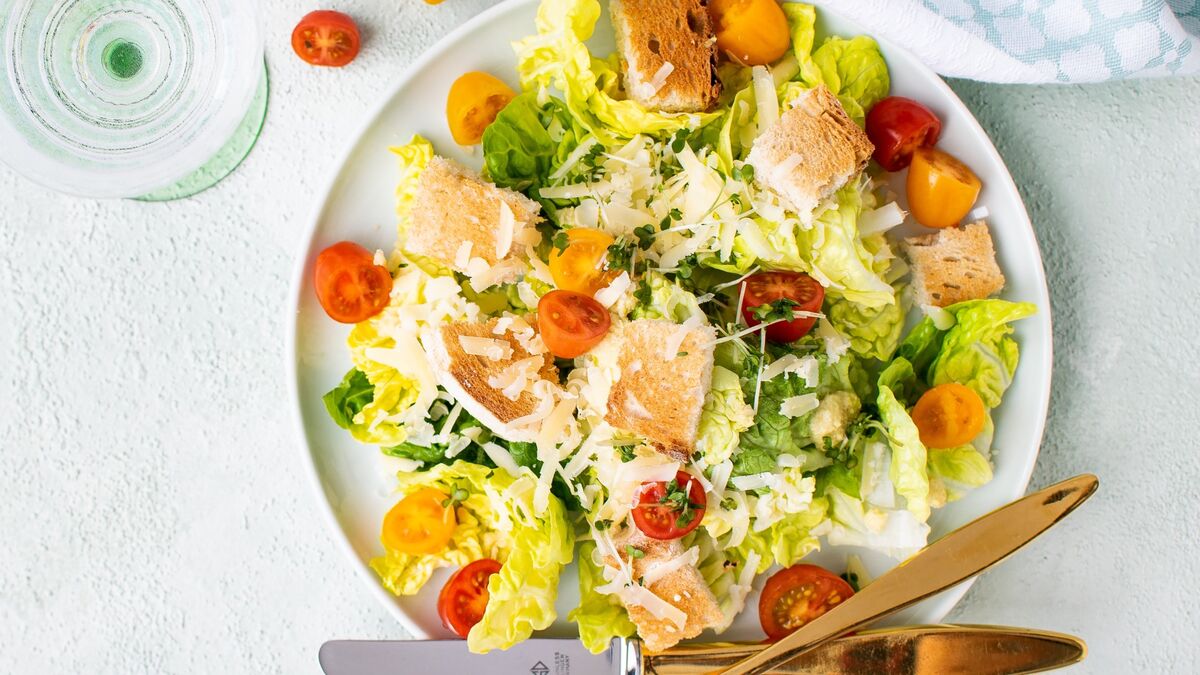 Эта хитрость продлит свежесть салатов: шеф-повар дал дельный совет