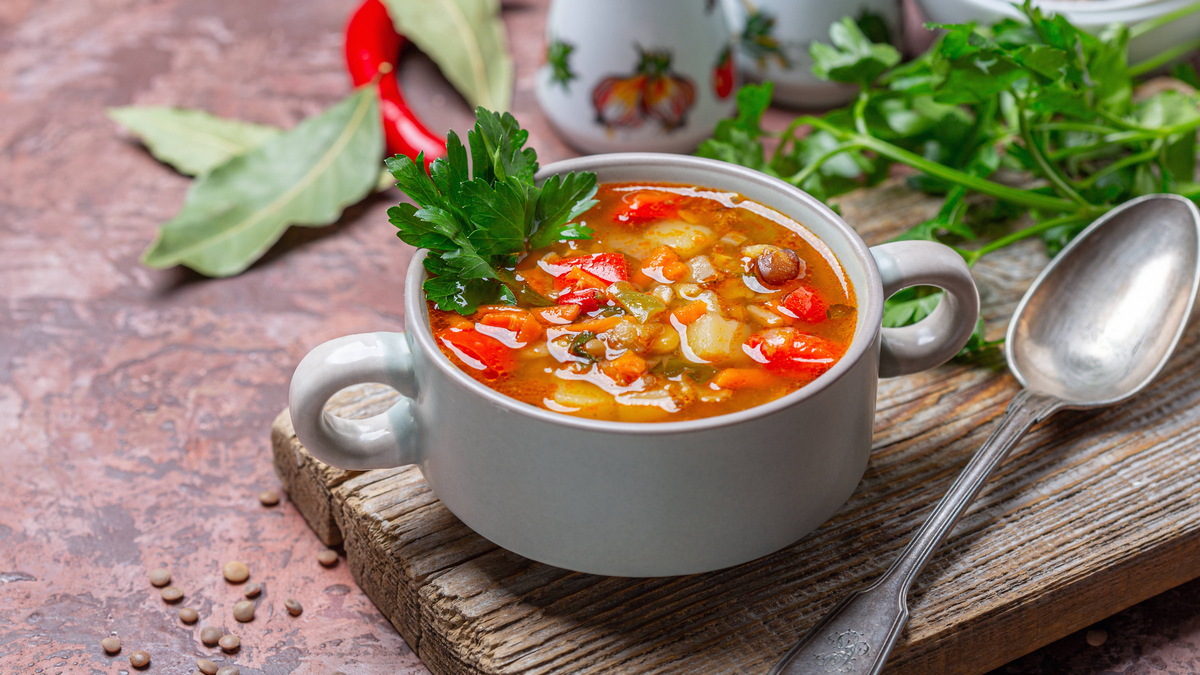 Без мяса и возни: этот суп из чечевицы получается восхитительно вкусным