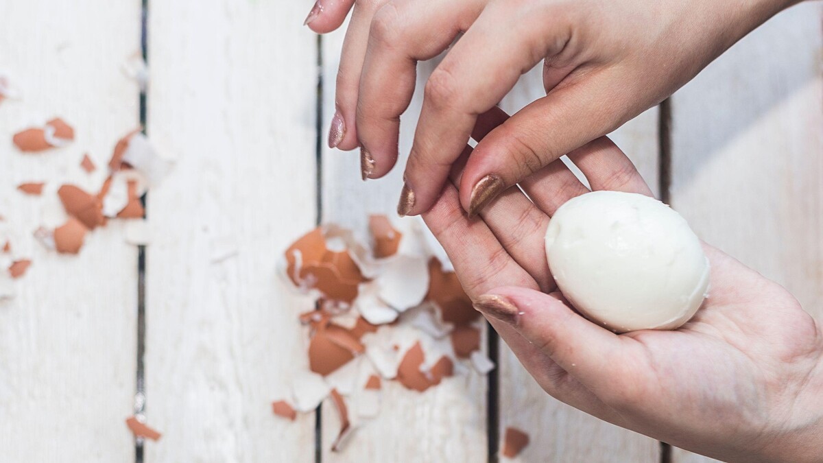 Яйца почистятся за пару секунд: два ингредиента сэкономят массу времени