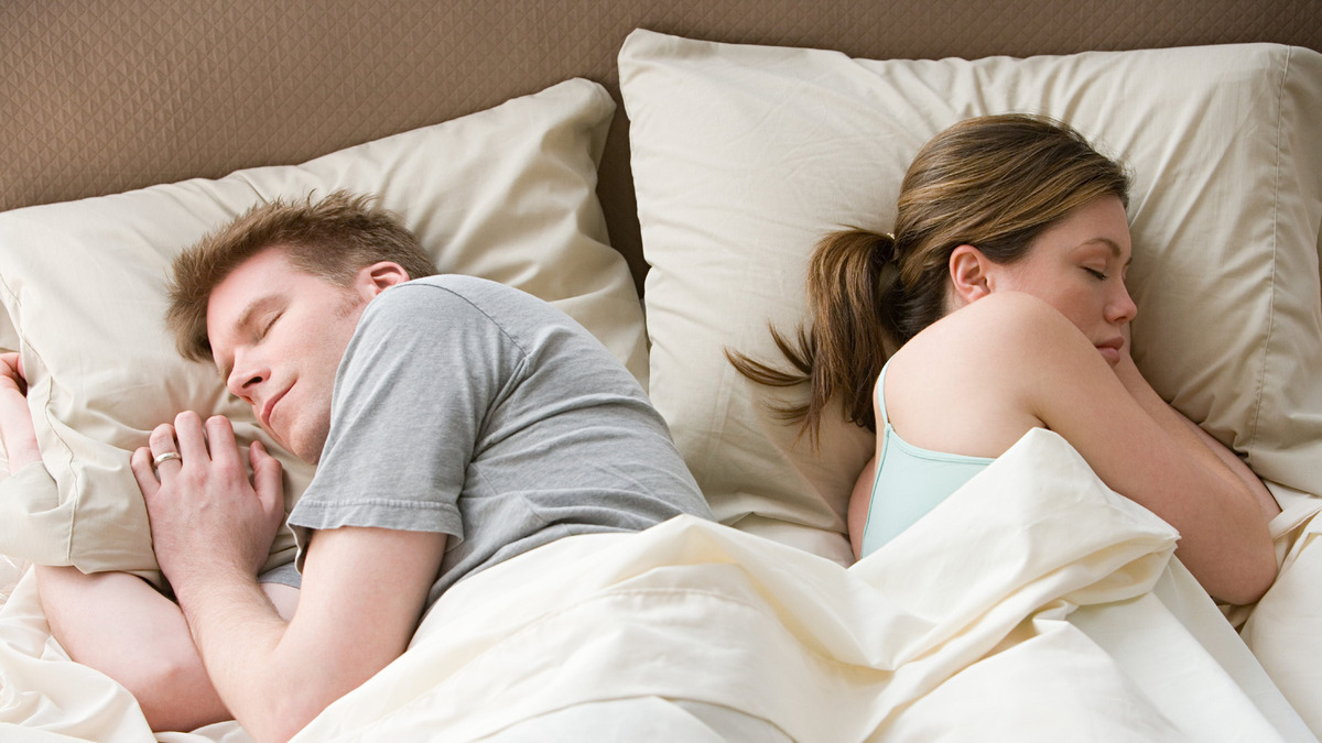 У стенки или с краю кровати: где на самом деле должен спать муж  