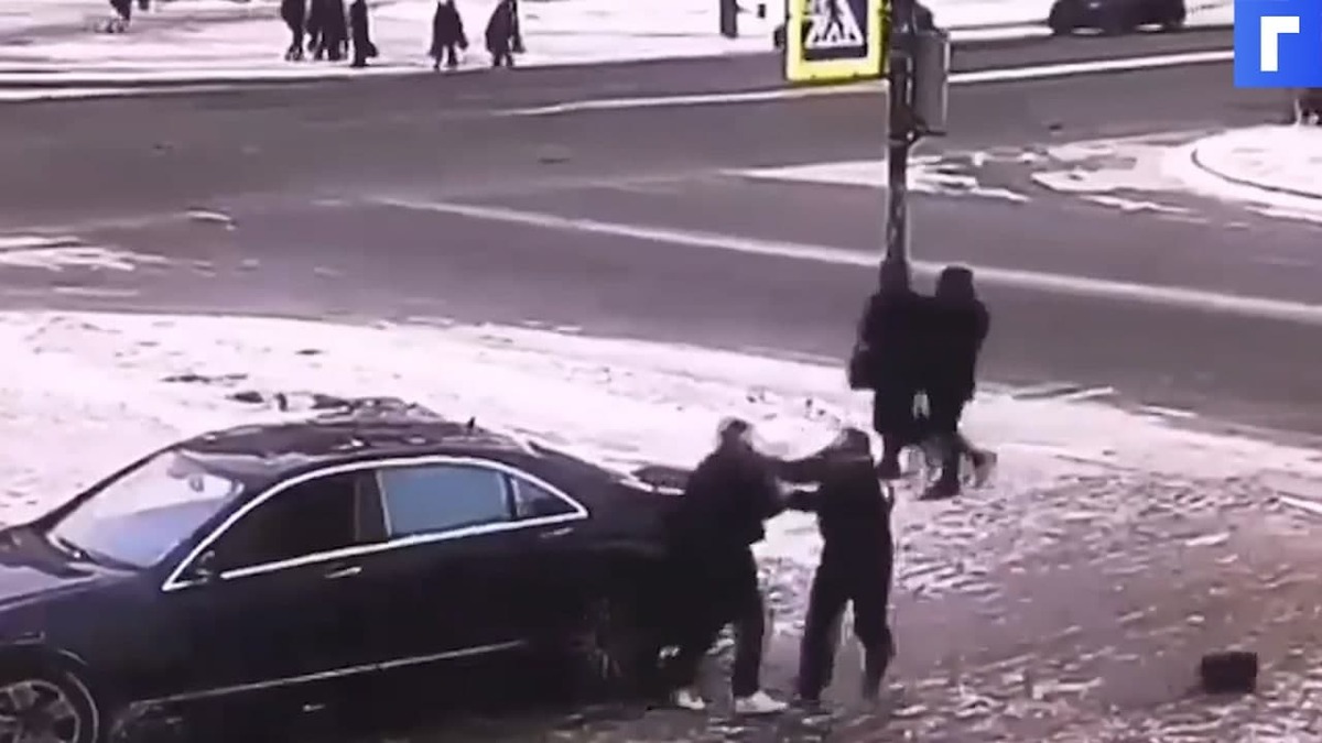 В Петербурге на проспекте Ветеранов водитель избил пешехода