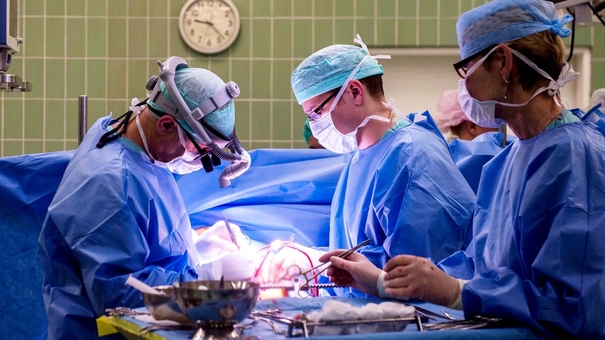 Жить будет: врачи спасли мужчину с 30-сантиметровым ножом в сердце