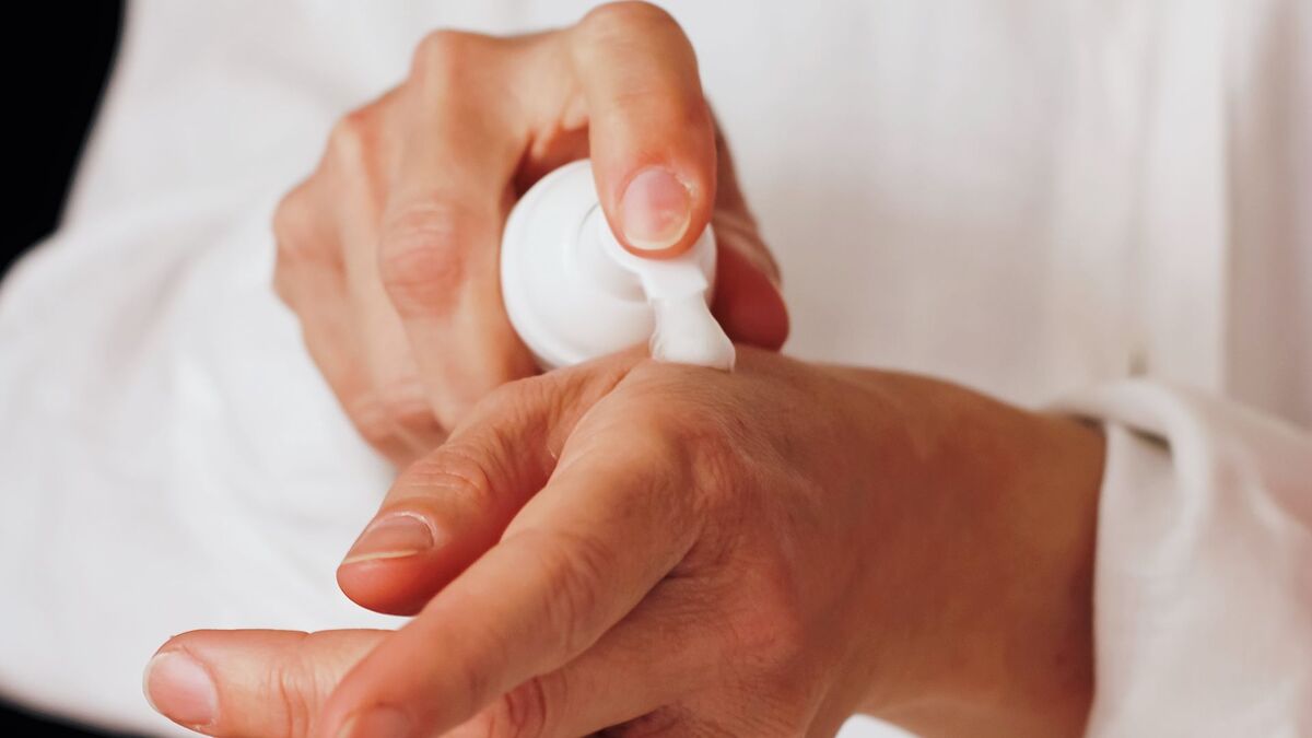 Просроченным кремам для рук и лица найдется применение в быту: не спешите выбрасывать