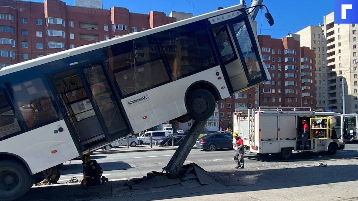 В Петербурге автобус «забрался» на фонарный столб