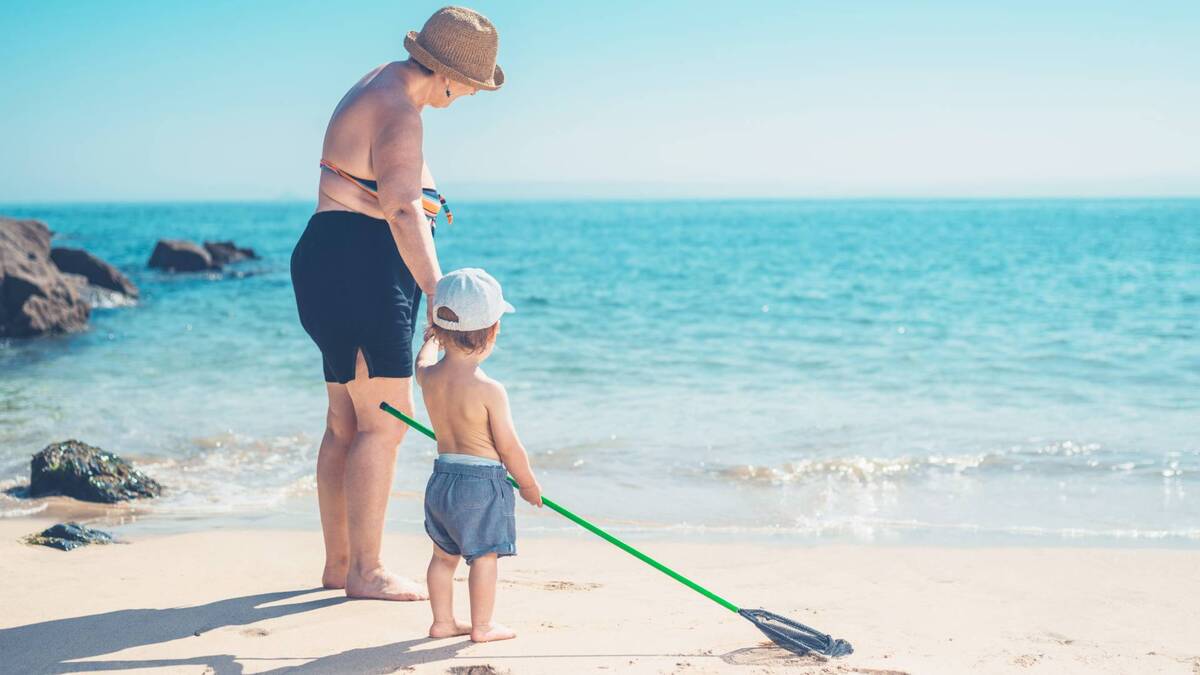 Никакой усталости и суеты: вот как хорошо провести время на море с маленькими внуками