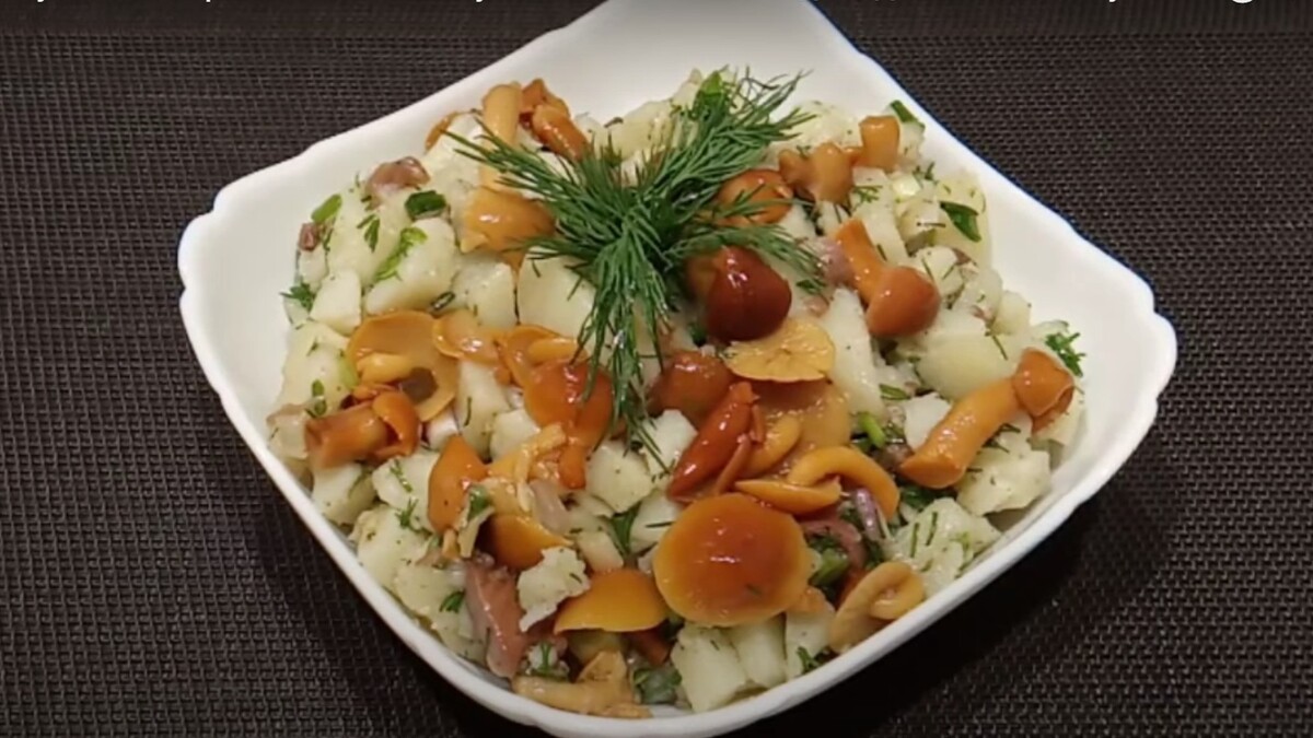 Этот салат получается невероятно вкусным даже без яиц и майонеза: гости сметут первым