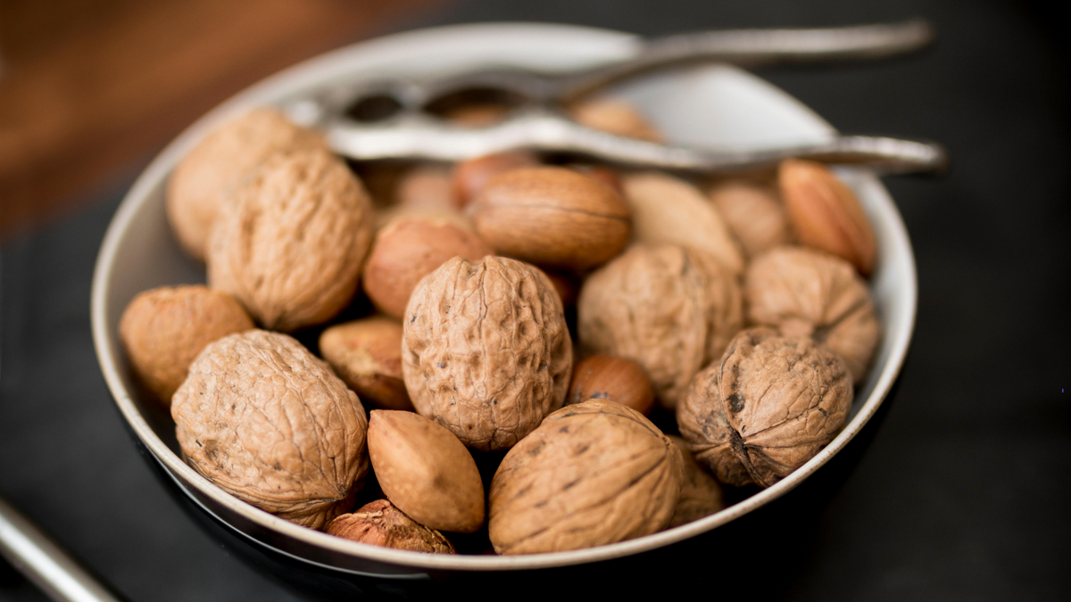 Без ножа и молотка: вот как почистить грецкие орехи за три минуты