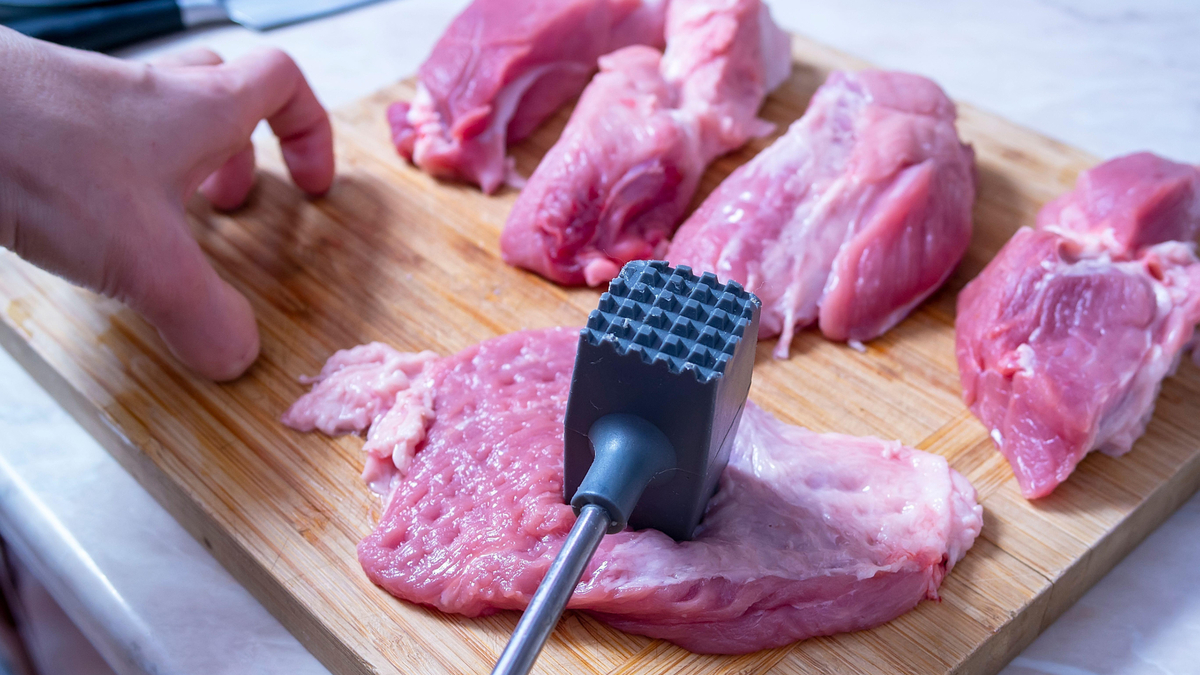 Кухня останется сверкающе чистой: простой способ отбить мясо без лишних брызг Кухня останется сверкающе чистой: простой способ отбить мясо без лишних брызг