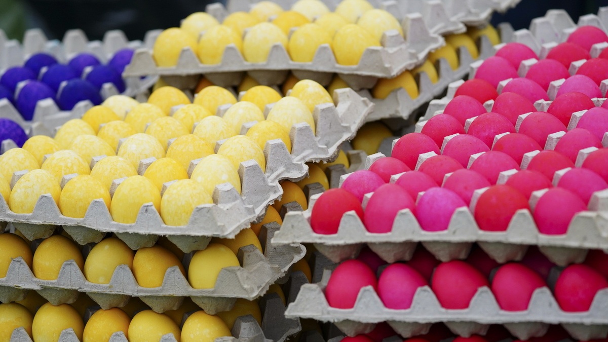 Кроме луковой шелухи: чем еще безопасно можно покрасить яйца, рассказала известный кондитер