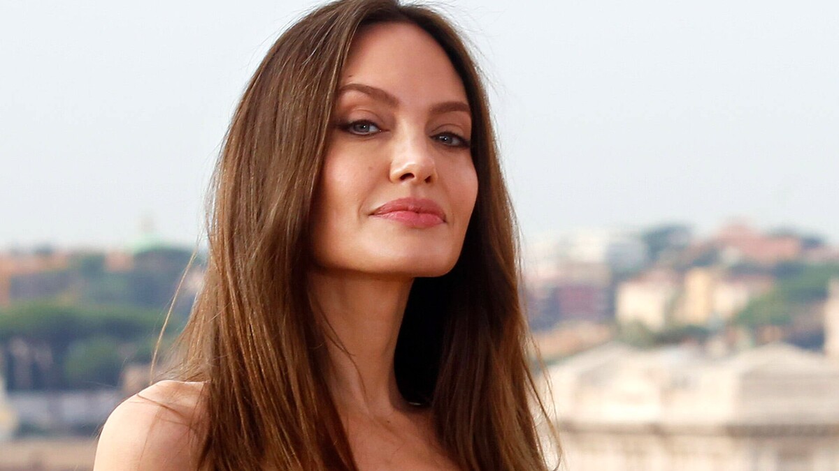 Фанаты Анджелины Джоли призывают уволить изуродовавшего её стилиста