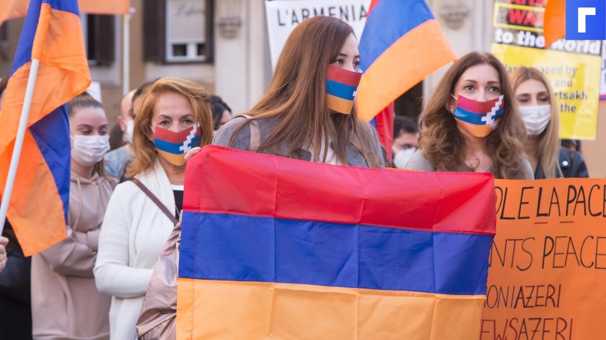 Противники Пашиняна ворвались в здание правительства Армении 