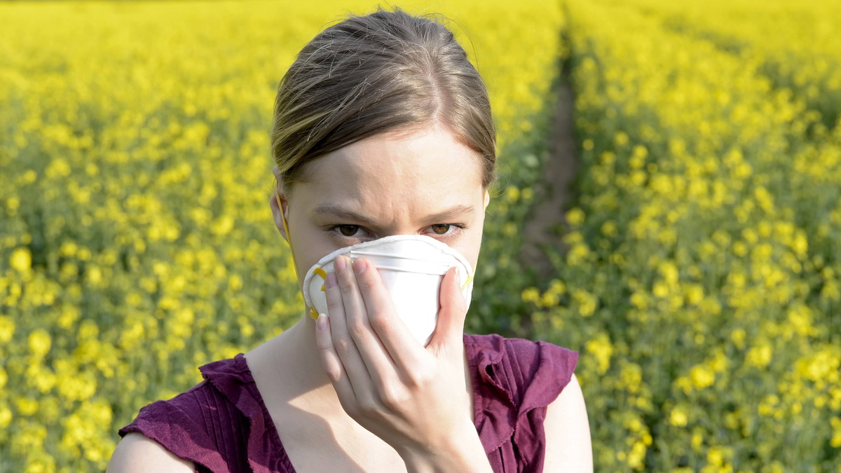 Почему маска ухудшает ситуацию при аллергии, объяснила врач