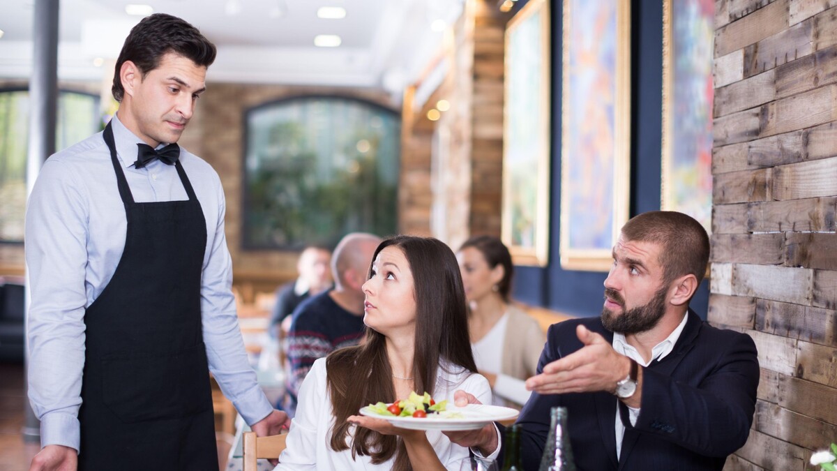 Сомнительное удовольствие: австралиец накинулся на официанта из-за шутки