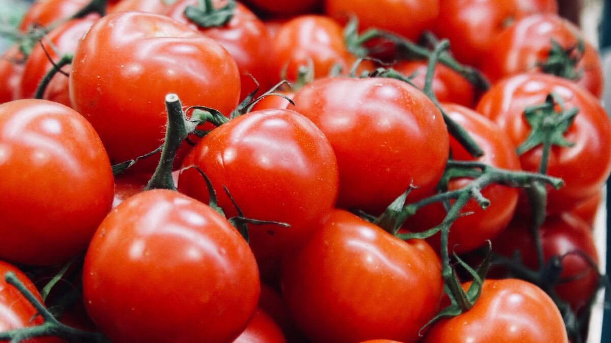 Кожуру с томатов можно снять за пару секунд: кипяток не понадобится