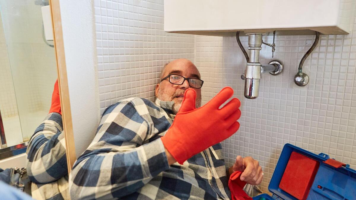Почистить слив в ванной можно своими руками: разбирать сифон не понадобится
