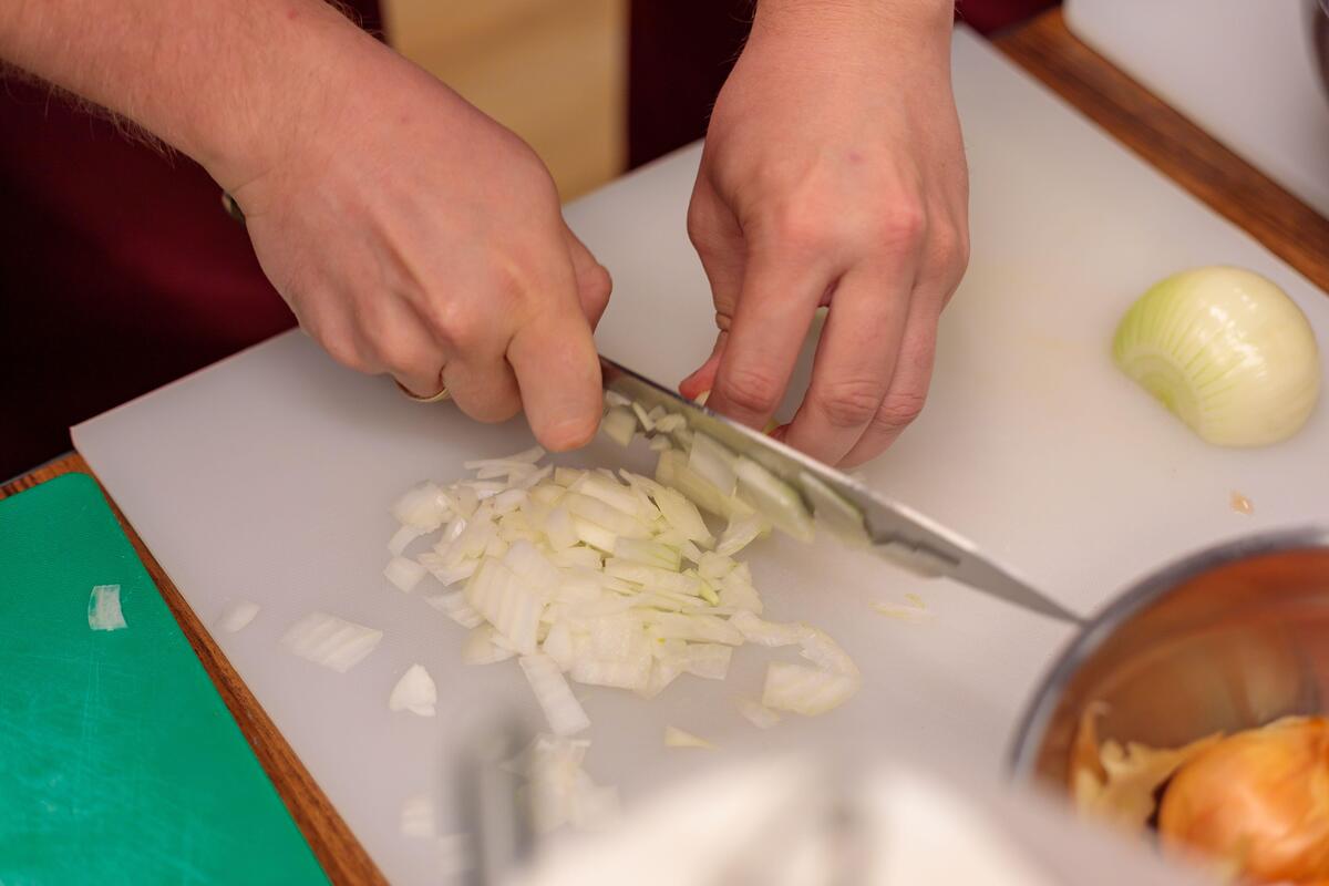Гениальный и простой способ резки: как мелко покрошить луковицу за минуту 