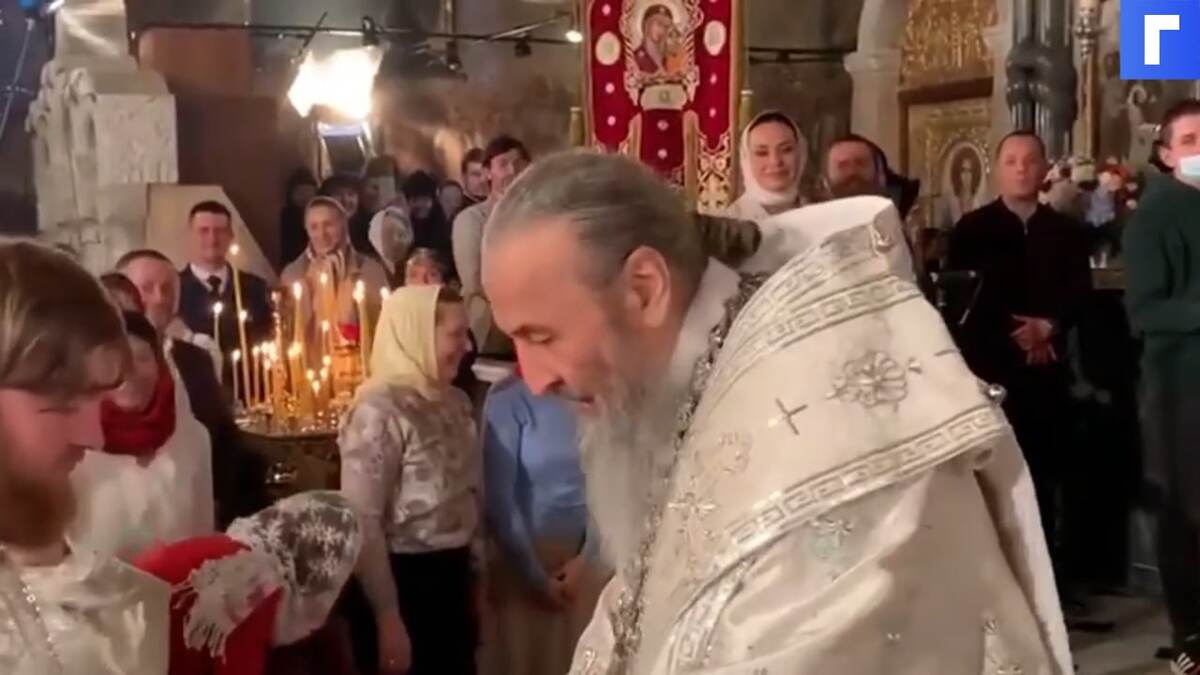 Украинский священник на Пасху забросал прихожан крашеными яйцами 