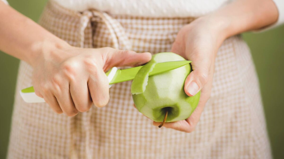 Не выбрасывайте яблочные очистки: из них можно приготовить чудо-средство