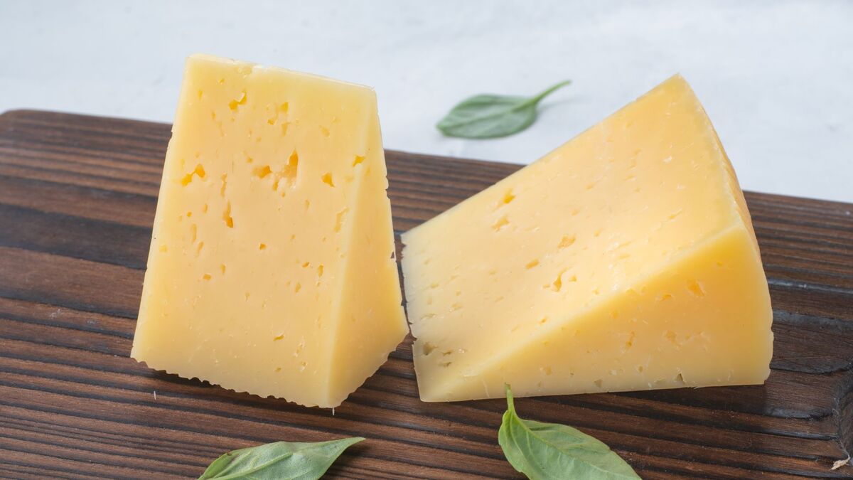 Сыр нарежете тонко, как повара в ресторанах: просто замените нож на другой прибор