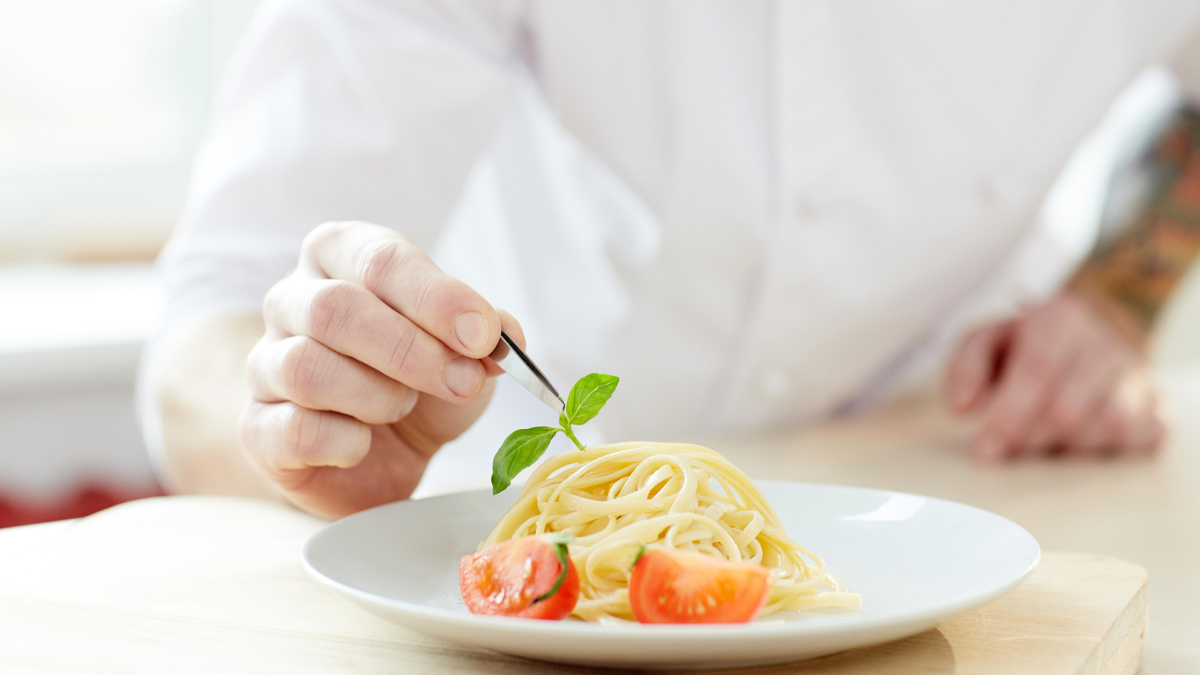 Недорогой и очень простой рецепт: как превратить обычные макароны в кулинарный шедевр