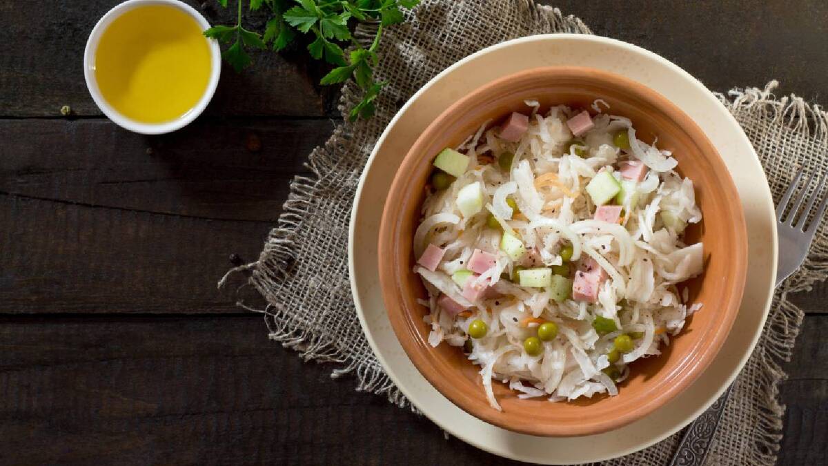 Вкуснее винегрета и оливье: этот салат из квашеной капусты улетает со стола за секунды
