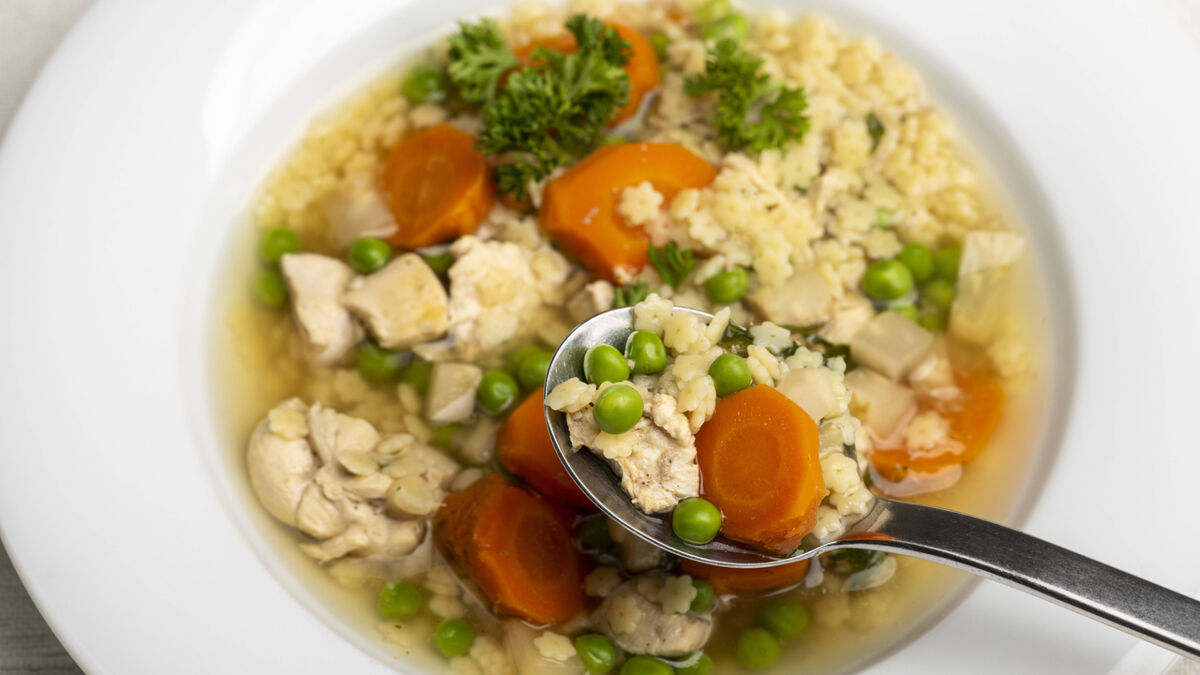 Бульон станет золотистым и аппетитным: поможет несъедобная добавка к супу