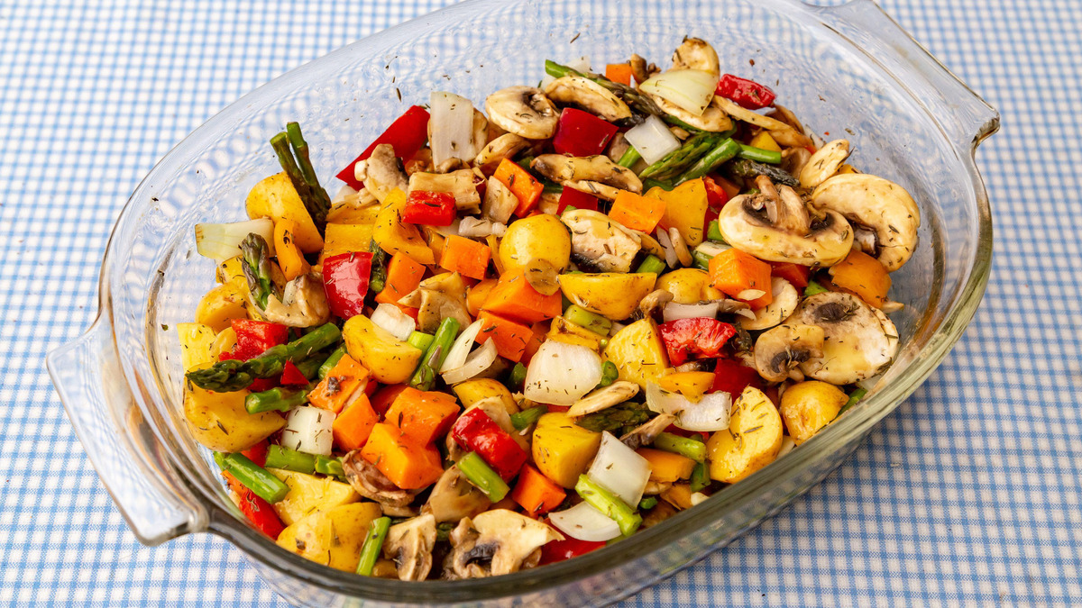 Необычное сочетание жареной моркови с грибами: этот изумительный салат полюбит вся семья