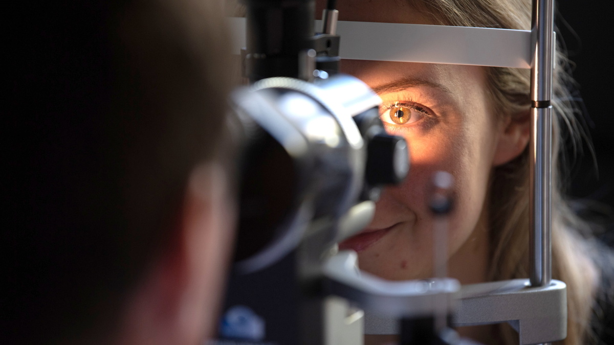 Доктор Мясников назвал три признака для беспокойства при «эффекте красных глаз»